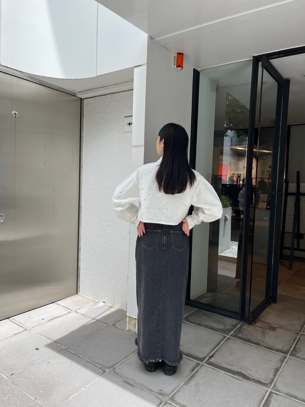 ブラック系のデニムパンツ、ブルー系のシャツ/ブラウス、シルバー系のTシャツ/カットソーを着用したレディースの夏コーディネートの4枚目の写真