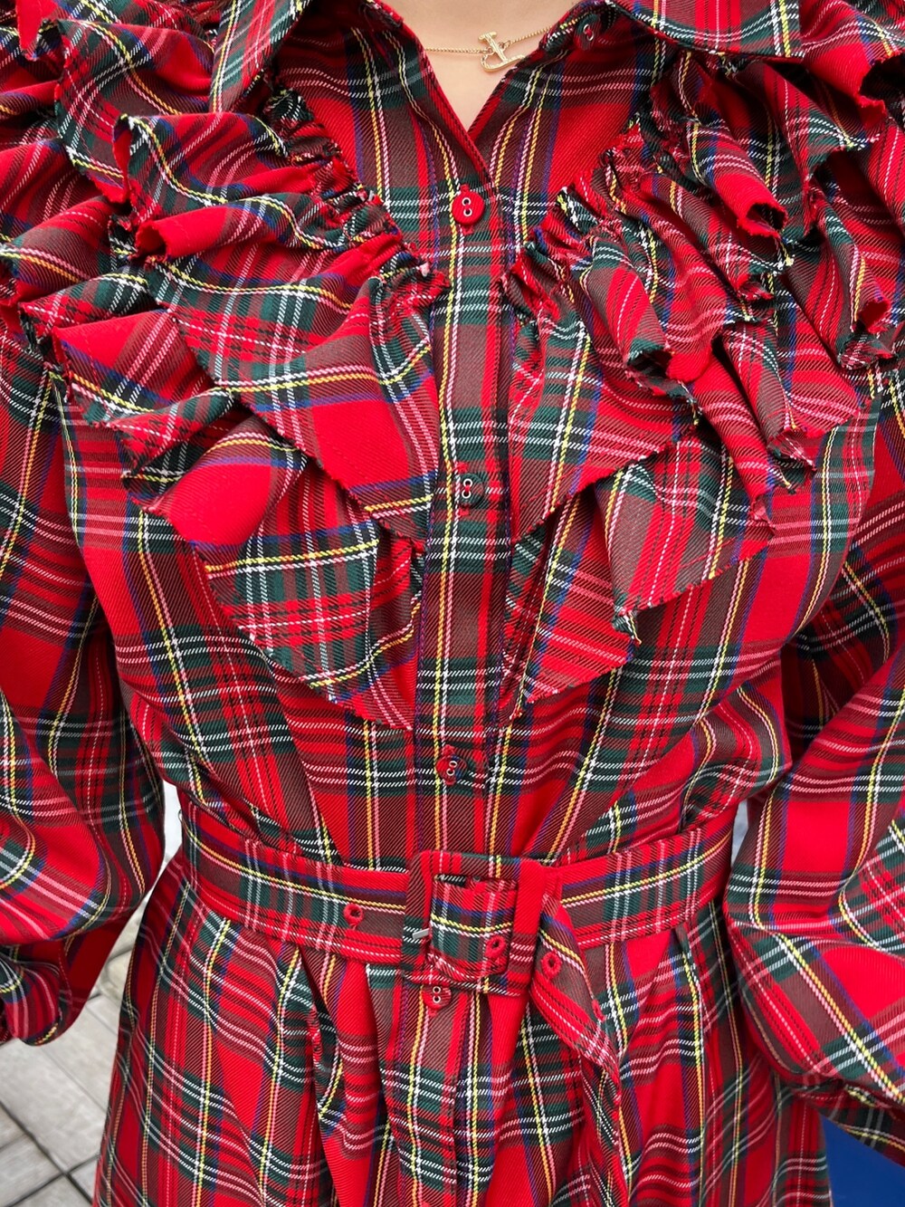 レッド系のワンピース、ブラック系のブーツを着用したレディースの冬コーディネートの5枚目の写真