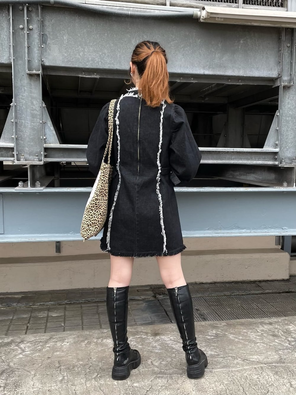 ブラック系のワンピース、ベージュ系のトートバッグを着用したレディースの秋コーディネートの3枚目の写真