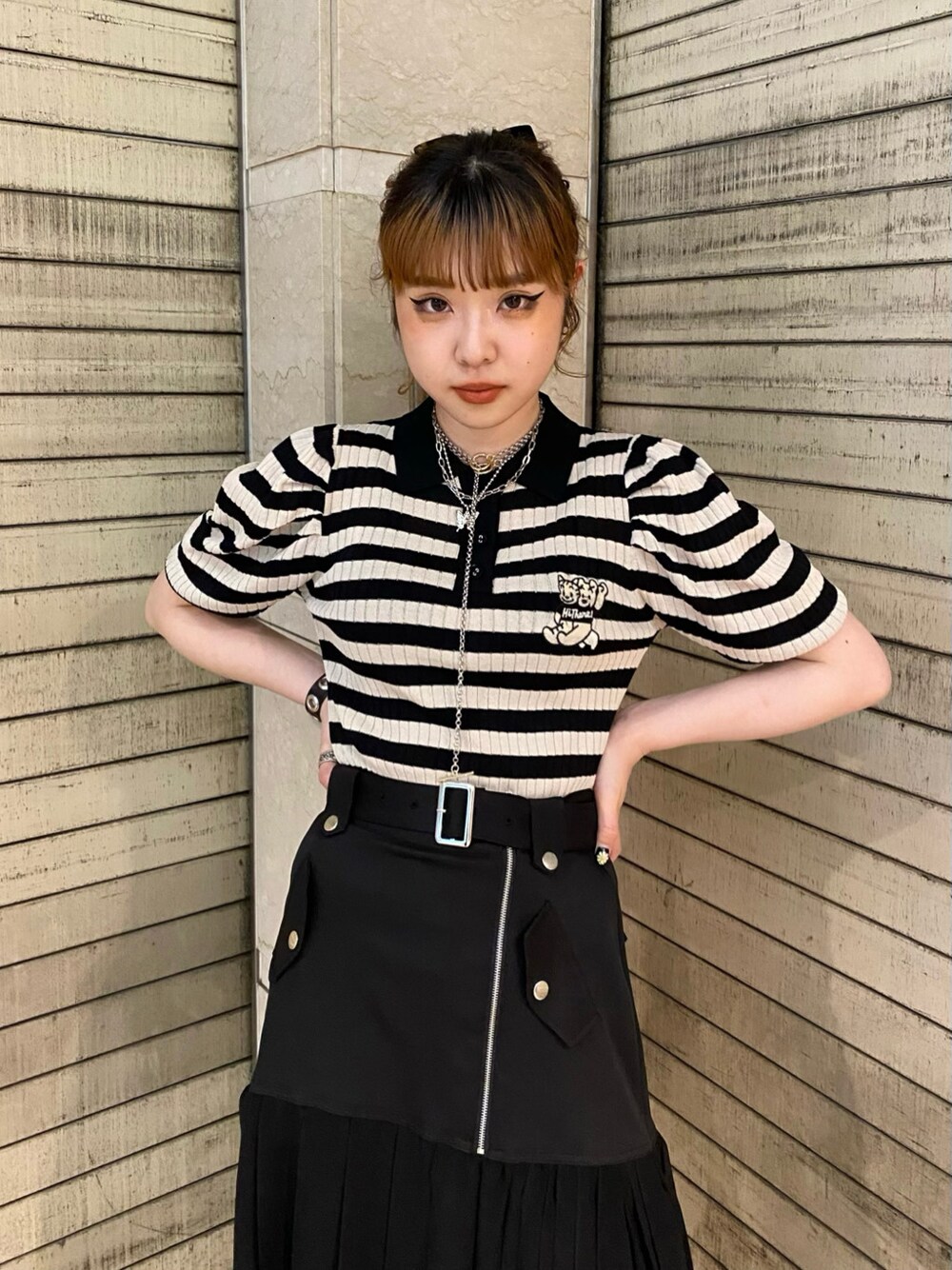 ブラック系のスカート、ブラック系のニット/セーターを着用したレディースの夏コーディネートの3枚目の写真