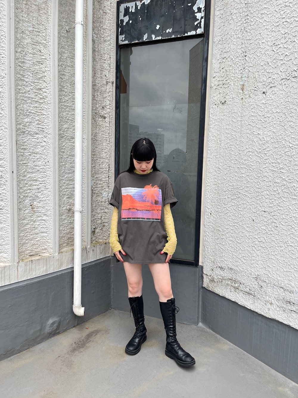 ブラック系のブーツ、イエロー系のTシャツ/カットソー、ブラック系のTシャツ/カットソーを着用したレディースの夏コーディネートの2枚目の写真