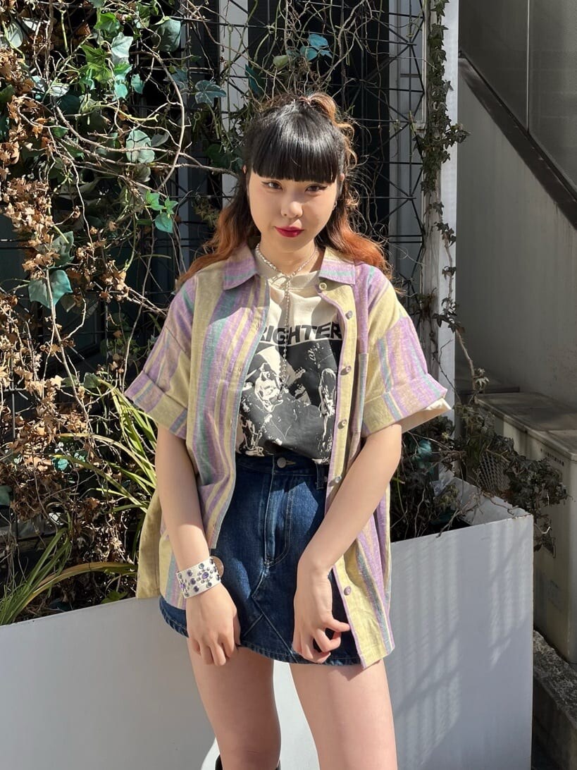 イエロー系のシャツ/ブラウス、ブルー系のその他パンツ、ホワイト系のTシャツ/カットソーを着用したレディースの春コーディネートの4枚目の写真