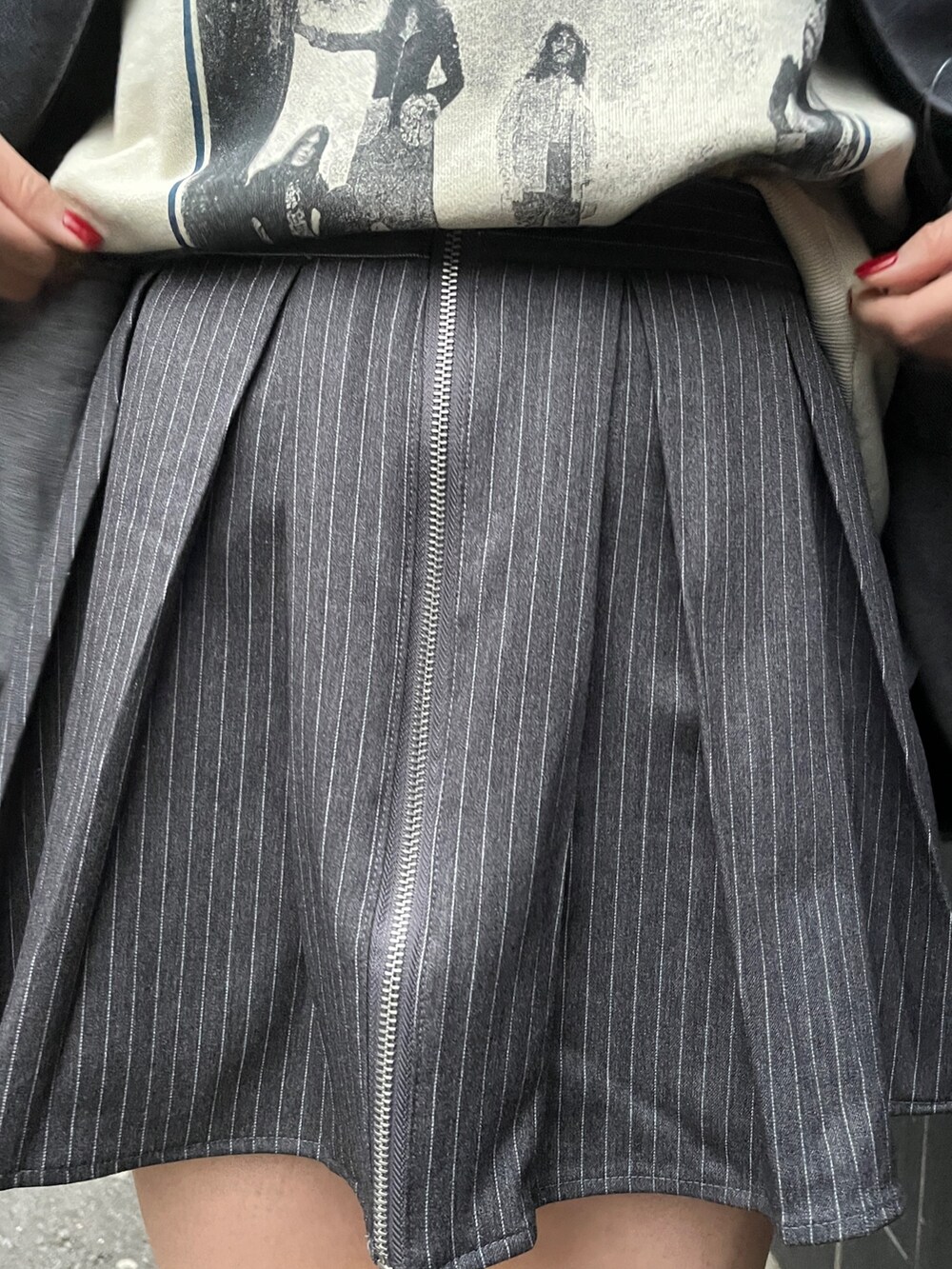 ブラック系のブーツ、グレー系のその他パンツ、ブラック系のデニムジャケットを着用したレディースの冬コーディネートの8枚目の写真