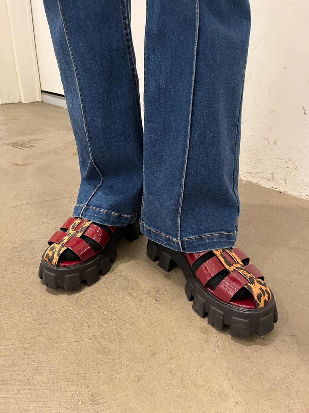 ブルー系のつなぎ/オールインワン、ホワイト系のTシャツ/カットソー、その他のサンダルを着用したレディースの春コーディネートの6枚目の写真