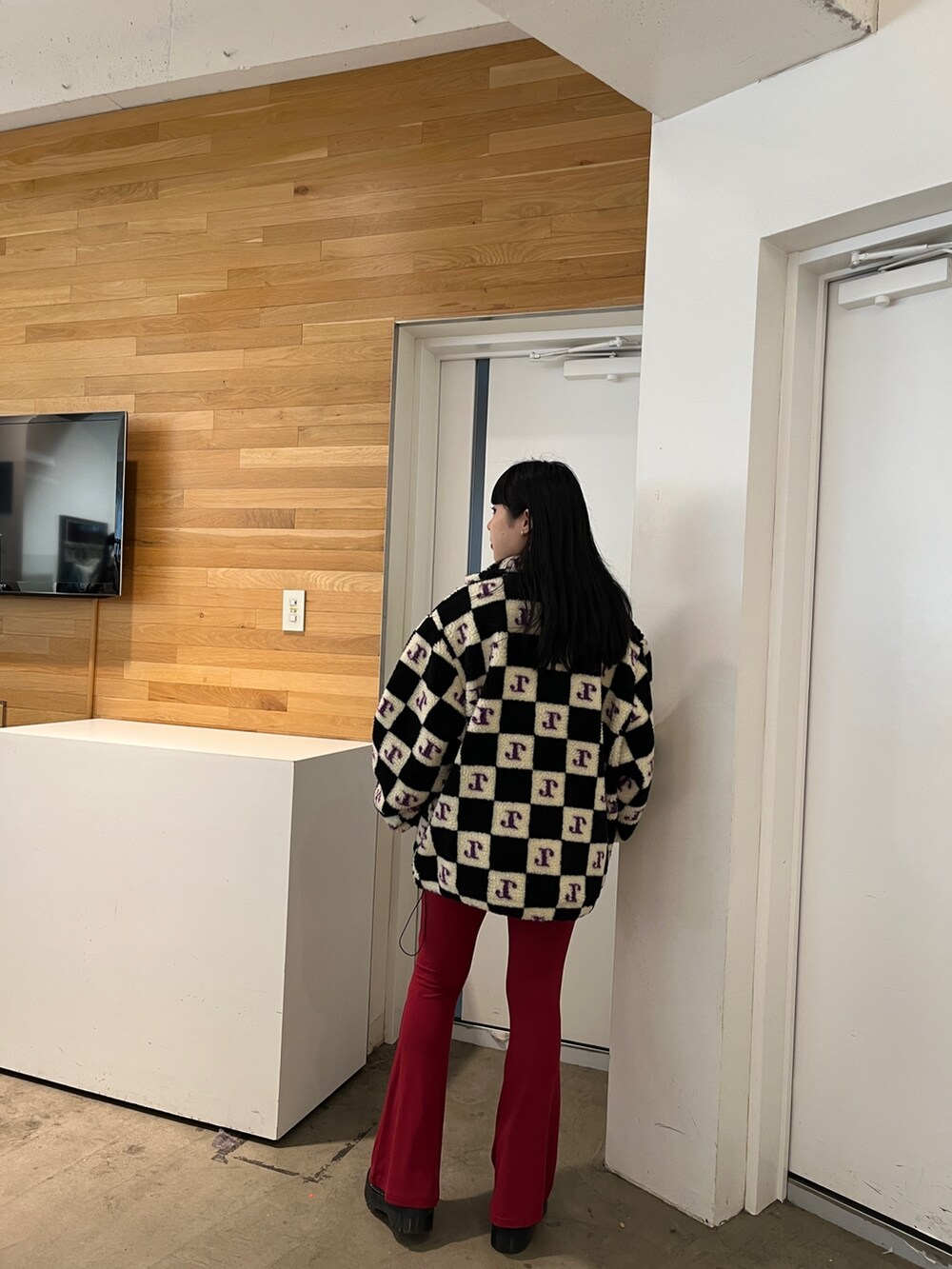 ブルー系のスウェット、ブラウン系のその他パンツ、ホワイト系のブルゾンを着用したレディースの秋コーディネートの2枚目の写真