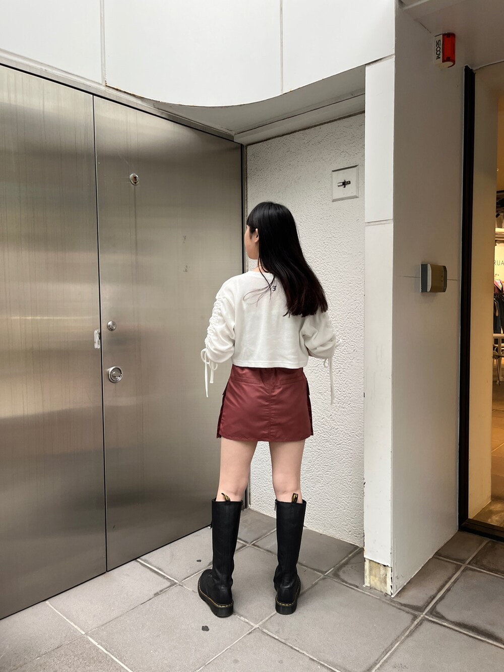 ホワイト系のTシャツ/カットソー、ピンク系のその他パンツ、ブラック系のブーツを着用したレディースの夏コーディネートの3枚目の写真