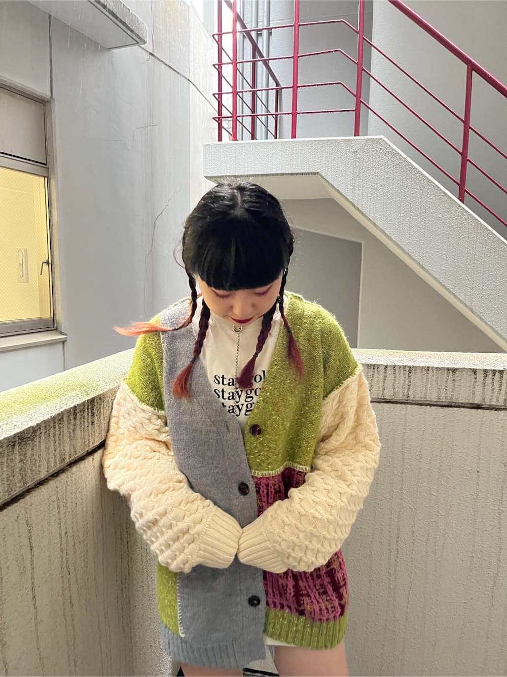 ホワイト系のTシャツ/カットソー、グレー系のカーディガン/ボレロを着用したレディースの秋コーディネートの4枚目の写真