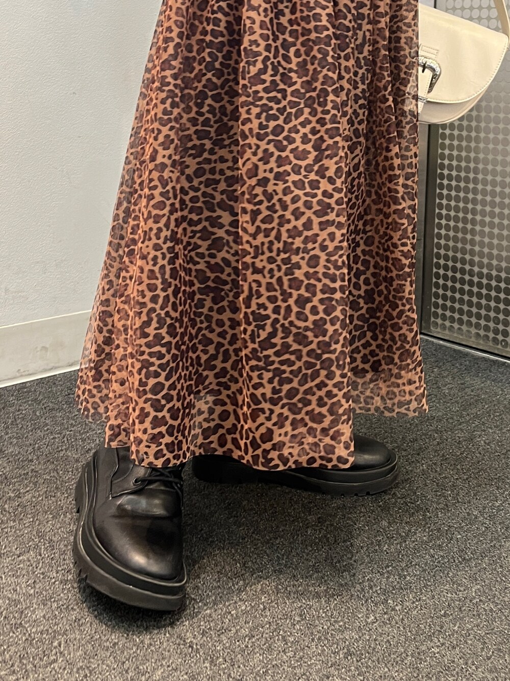 その他のスカート、ブラック系のパーカー、ホワイト系のショルダーバッグを着用したレディースの冬コーディネートの7枚目の写真