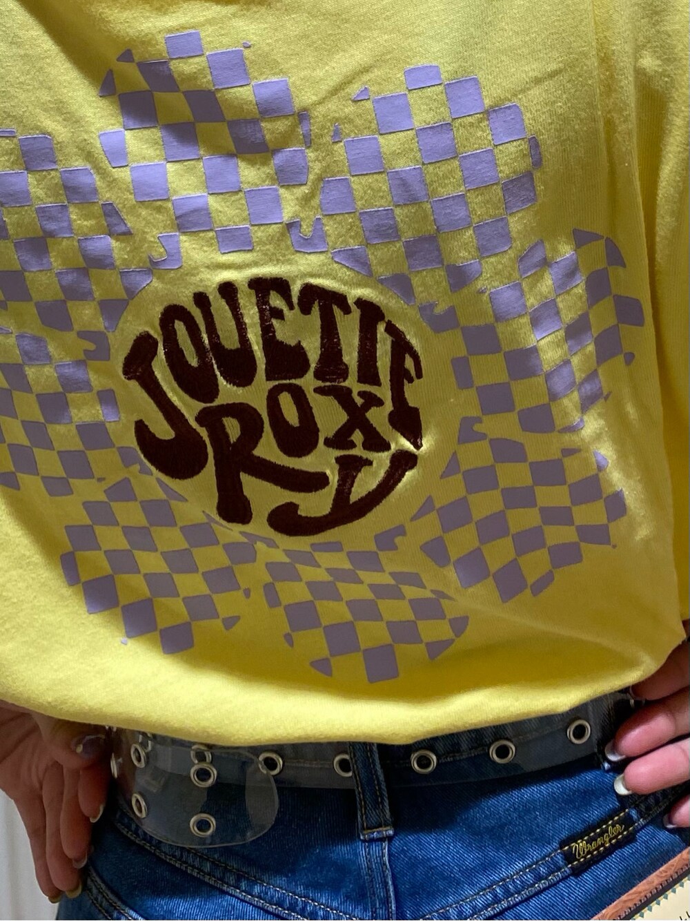 ブルー系のデニムジャケット、ブルー系のデニムパンツ、イエロー系のTシャツ/カットソーを着用したレディースの春コーディネートの4枚目の写真