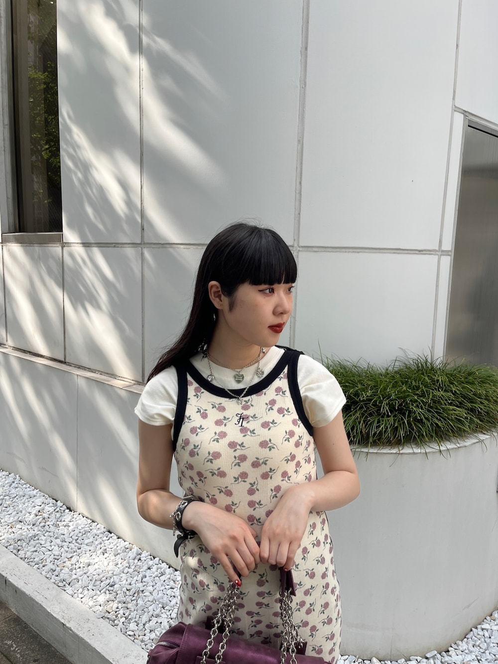 ホワイト系のワンピース、ブラック系のハンドバッグ、ホワイト系のタンクトップを着用したレディースの夏コーディネートの4枚目の写真