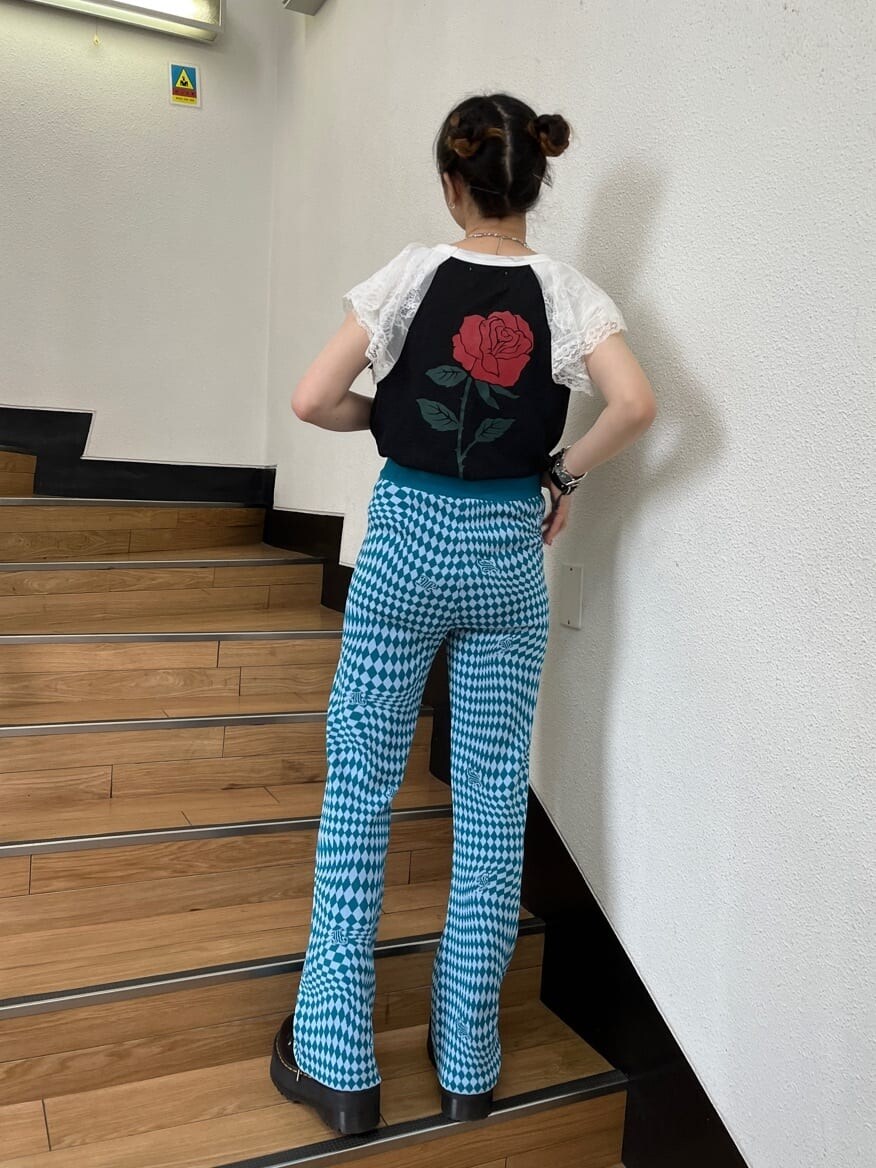 ブラック系のTシャツ/カットソー、ブルー系のその他パンツ、シルバー系のネックレスを着用したレディースの春コーディネートの4枚目の写真