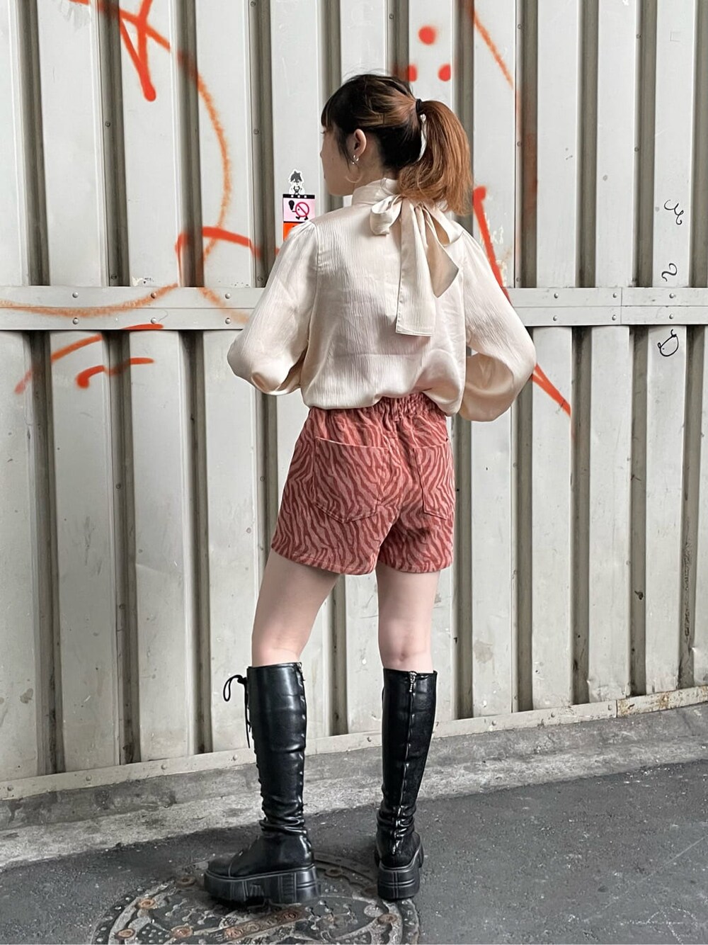 ブラウン系のスカート、ホワイト系のシャツ/ブラウスを着用したレディースの秋コーディネートの3枚目の写真