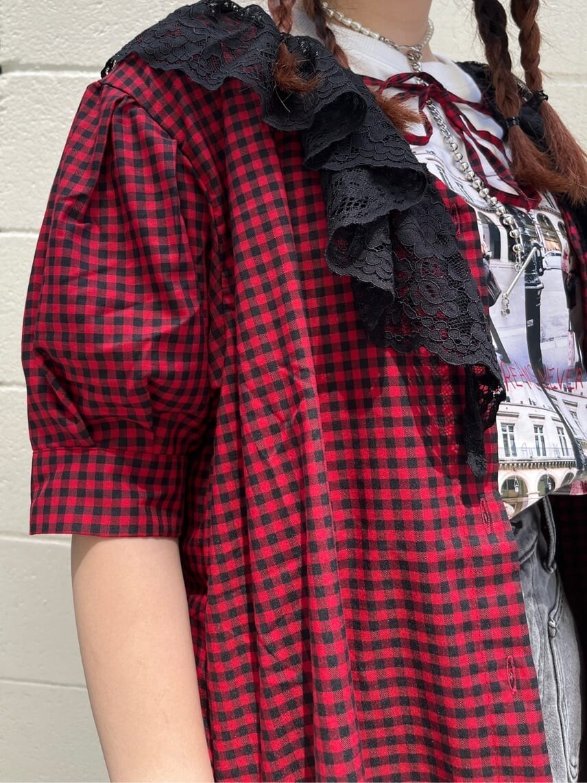 レッド系のシャツ/ブラウス、ブラック系のデニムパンツ、ブラック系のブーツを着用したレディースの夏コーディネートの3枚目の写真