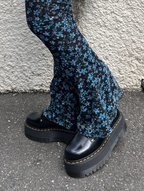 その他のその他パンツ、ブラック系のシャツ/ブラウス、シルバー系のネックレスを着用したレディースの春コーディネートの6枚目の写真