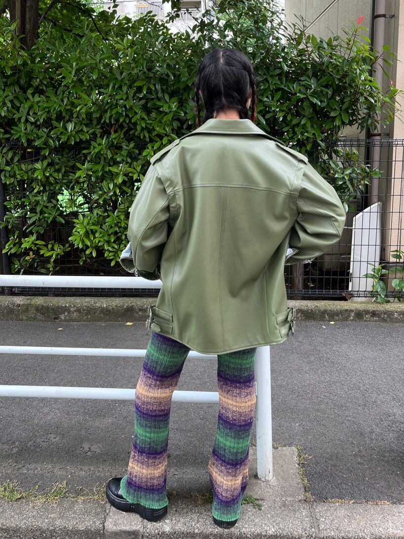 ブラック系のブーツ、グリーン系のその他パンツ、ホワイト系のTシャツ/カットソーを着用したレディースの夏コーディネートの3枚目の写真