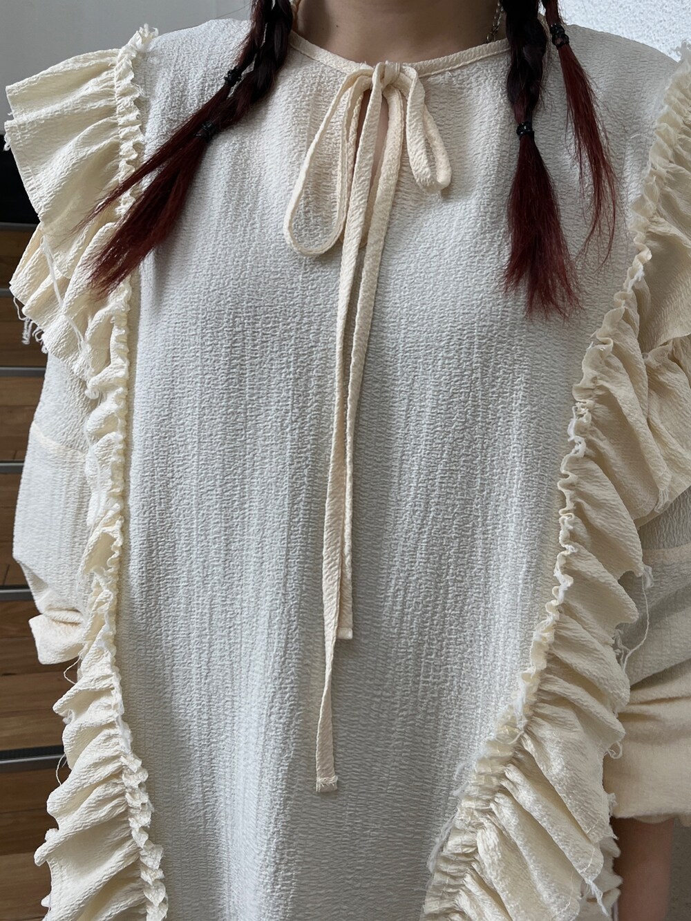 ブラック系のブーツ、ホワイト系のシャツ/ブラウス、ブラック系のデニムパンツを着用したレディースの冬コーディネートの6枚目の写真