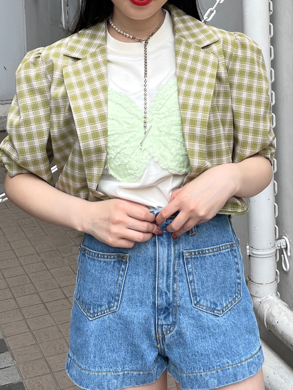 ブルー系のデニムパンツ、ホワイト系のTシャツ/カットソー、グリーン系のテーラードジャケットを着用したレディースの春コーディネートの3枚目の写真