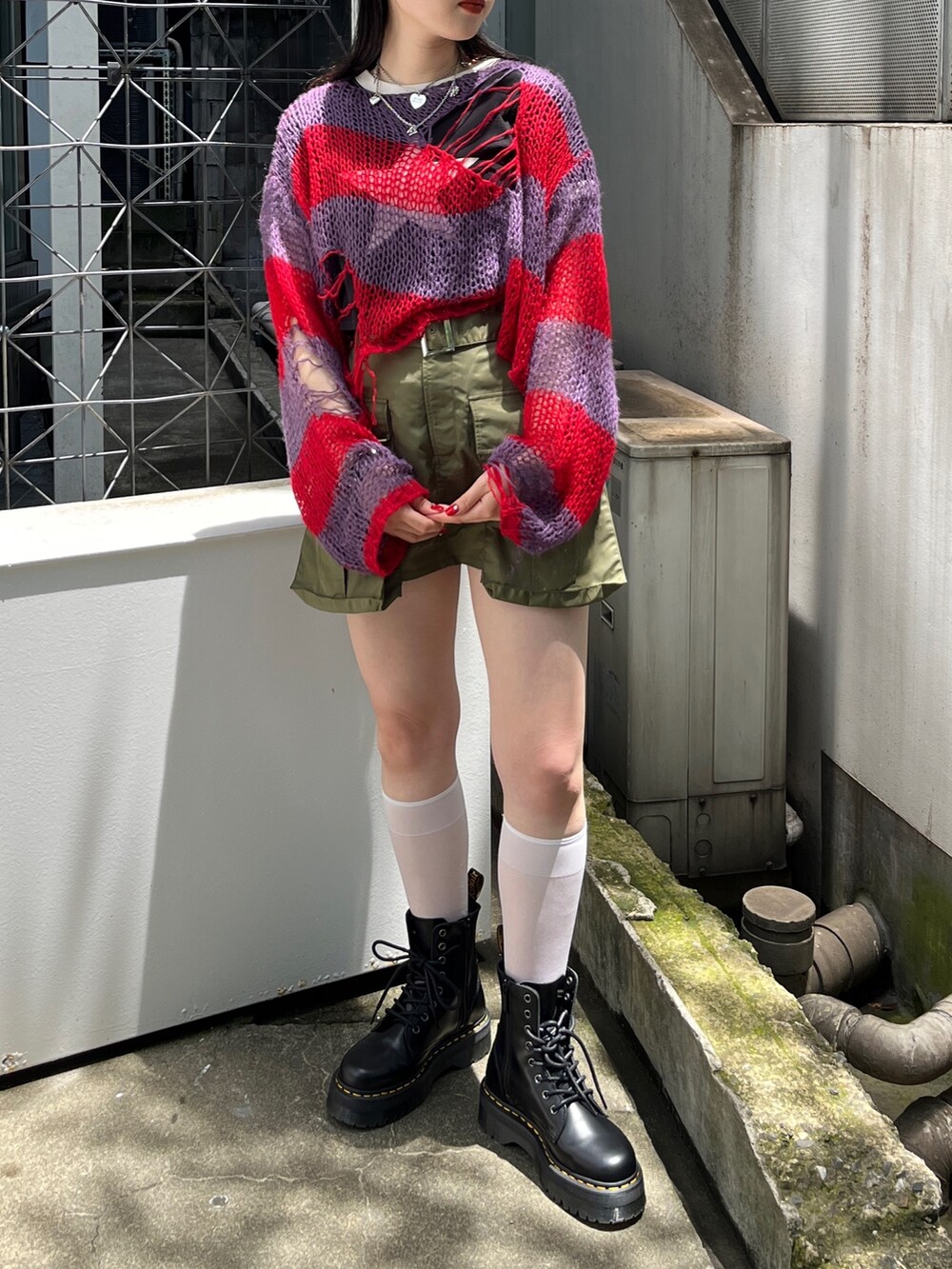 ブラック系のTシャツ/カットソー、ピンク系のその他パンツ、パープル系のニット/セーターを着用したレディースの夏コーディネートの2枚目の写真