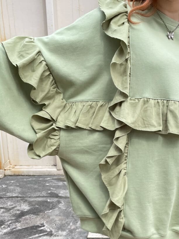 その他のその他パンツ、グリーン系のスウェットを着用したレディースの秋コーディネートの4枚目の写真