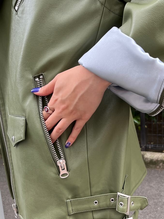 ブラック系のブーツ、グリーン系のその他パンツ、ホワイト系のTシャツ/カットソーを着用したレディースの夏コーディネートの7枚目の写真