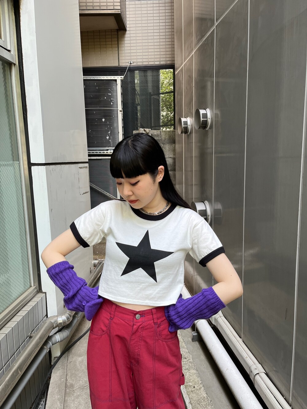 ホワイト系のTシャツ/カットソー、レッド系のその他パンツ、ブラック系のその他シューズを着用したレディースの春コーディネートの4枚目の写真