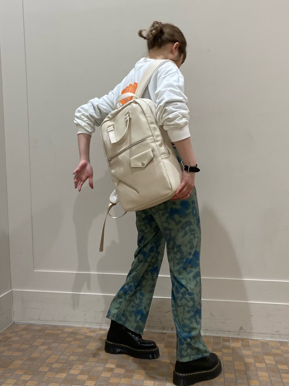 ホワイト系のバックパック/リュック、ホワイト系のTシャツ/カットソーを着用したレディースの春コーディネートの2枚目の写真