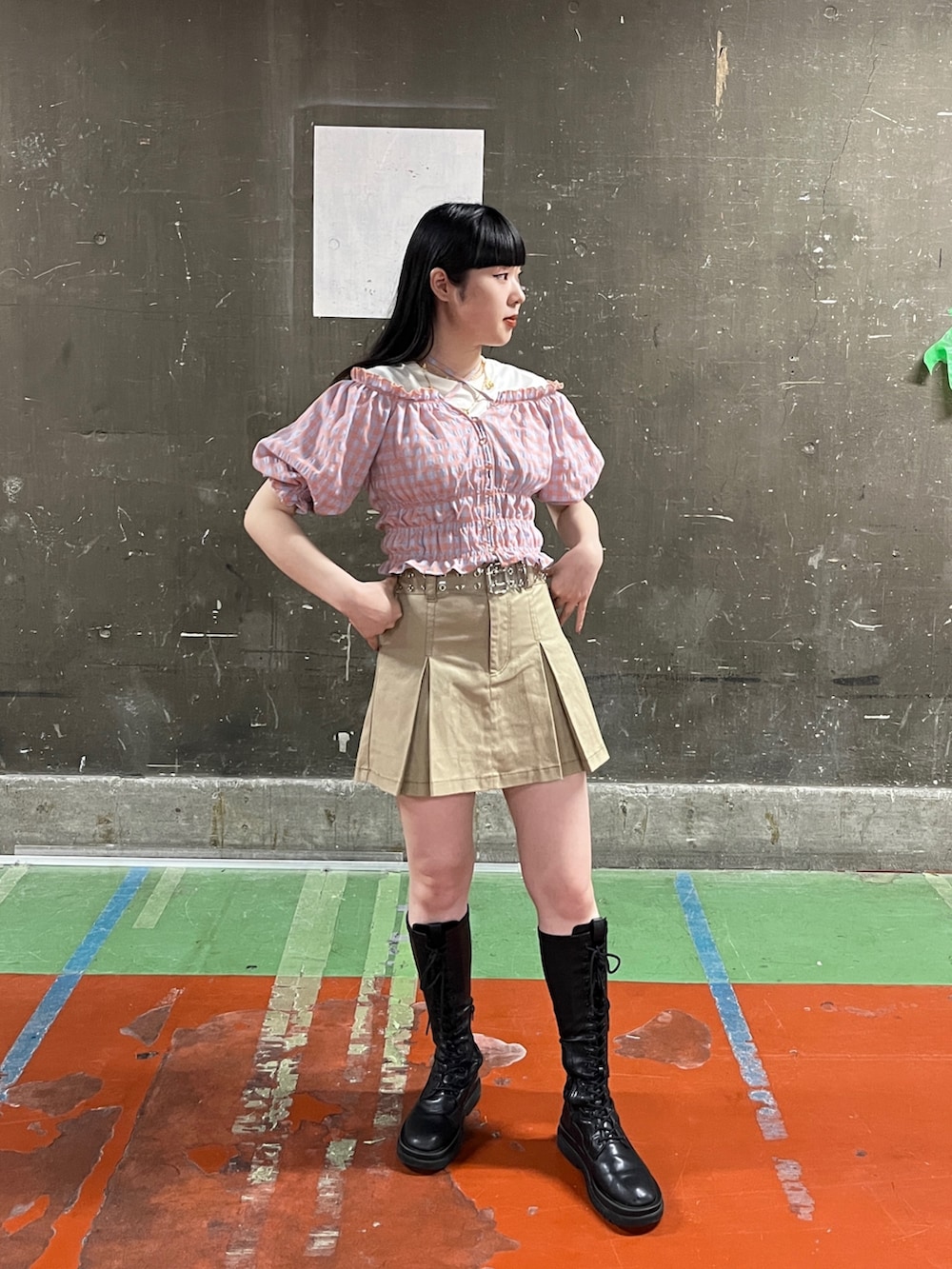 ベージュ系のその他パンツ、ブラック系のブーツ、ホワイト系のTシャツ/カットソーを着用したレディースの夏コーディネートの2枚目の写真