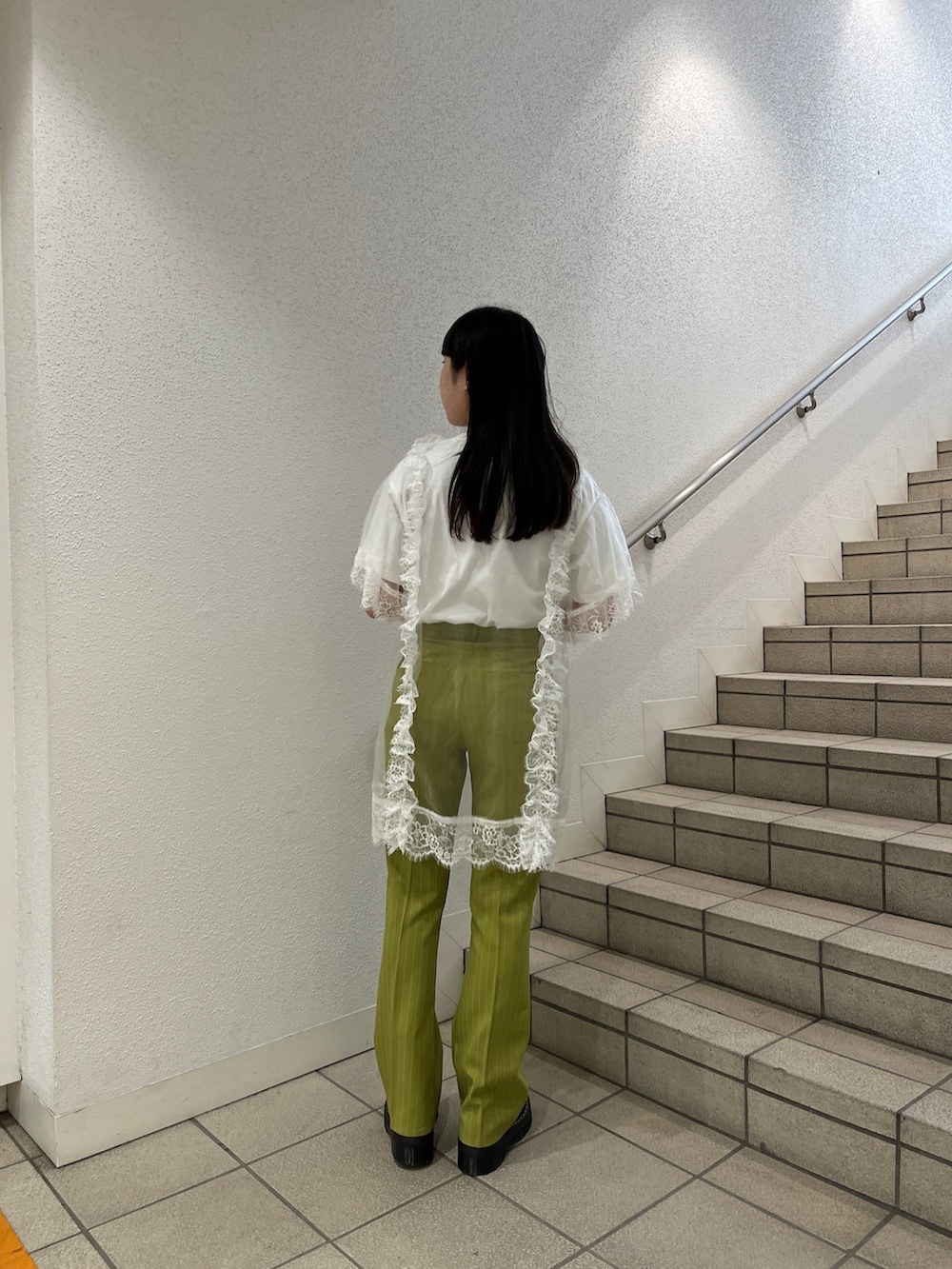 グリーン系のその他パンツ、ホワイト系のワンピース、ブラック系のその他シューズを着用したレディースの夏コーディネートの3枚目の写真