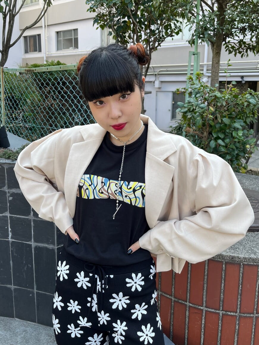 ブラック系のその他パンツ、ブラック系のブーツ、ホワイト系のテーラードジャケットを着用したレディースの春コーディネートの4枚目の写真