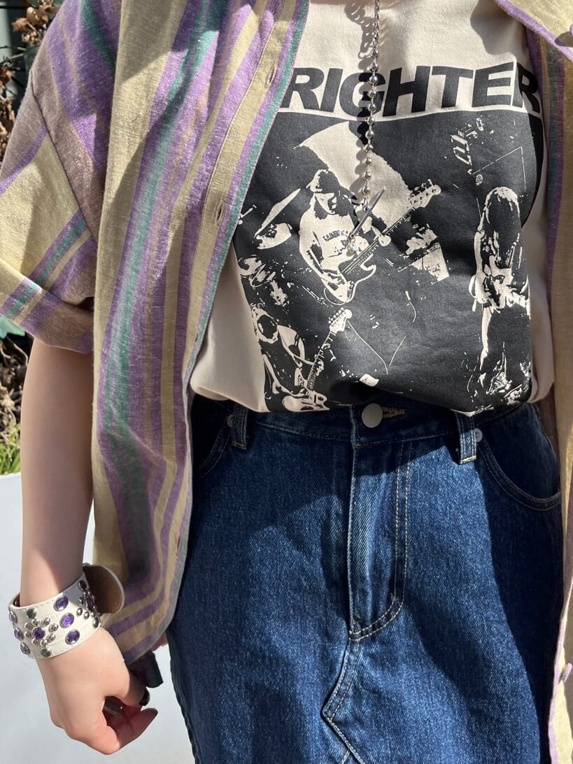 イエロー系のシャツ/ブラウス、ブルー系のその他パンツ、ホワイト系のTシャツ/カットソーを着用したレディースの春コーディネートの6枚目の写真