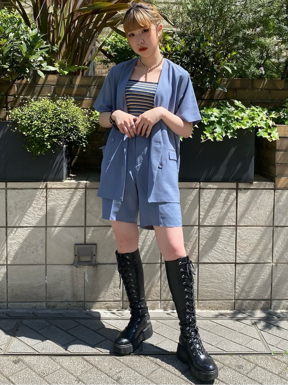 ブルー系のノーカラージャケット、ブルー系のその他パンツを着用したレディースの春コーディネートの2枚目の写真