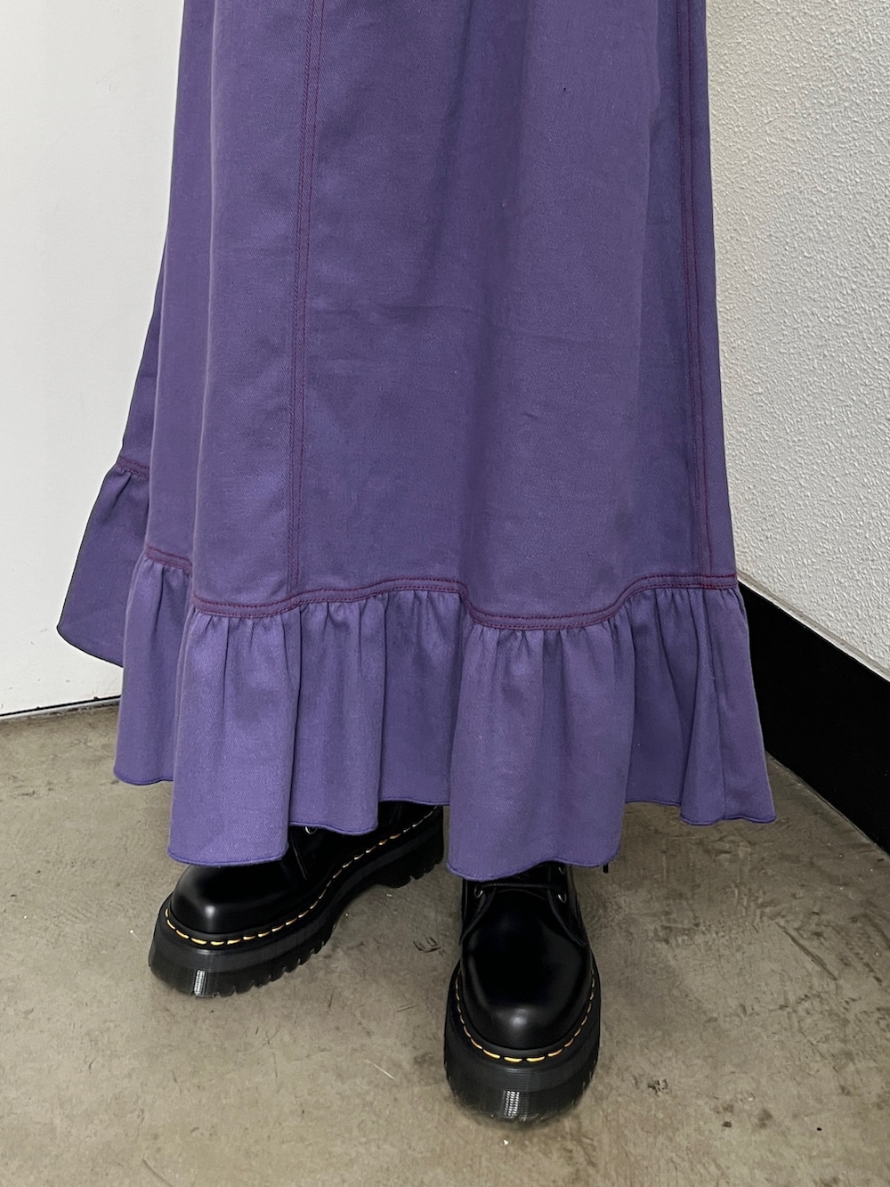 ブラック系のその他シューズ、グリーン系のワンピース、シルバー系のネックレスを着用したレディースの夏コーディネートの7枚目の写真