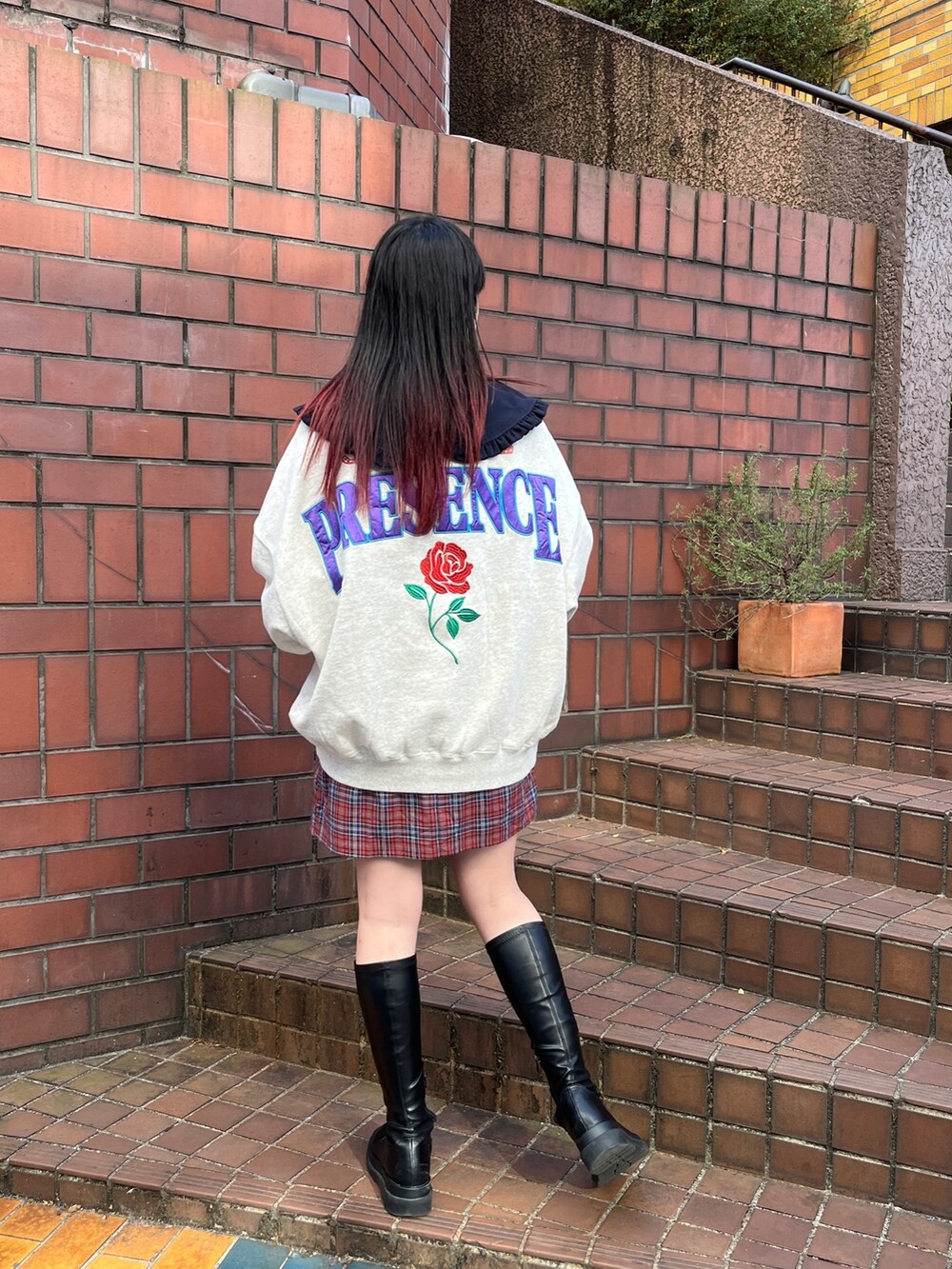 グレー系のTシャツ/カットソー、ブルー系のワンピース、ブラック系のブーツを着用したレディースの秋コーディネートの4枚目の写真