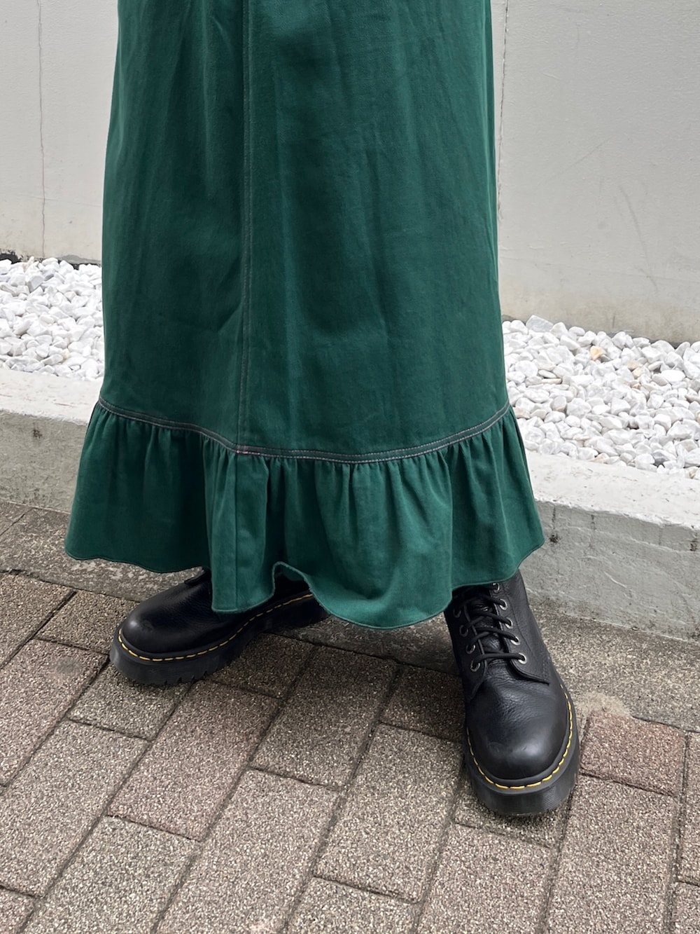 ホワイト系のTシャツ/カットソー、ブラック系のブーツ、グリーン系のワンピースを着用したレディースの夏コーディネートの8枚目の写真