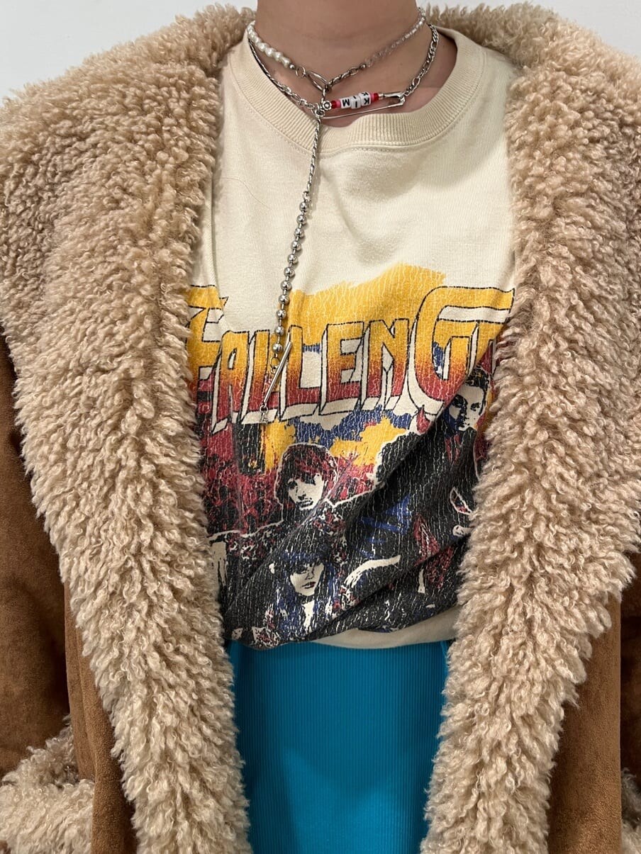 ブラウン系のその他アウター、ブルー系のワンピース、ホワイト系のTシャツ/カットソーを着用したレディースの秋コーディネートの8枚目の写真