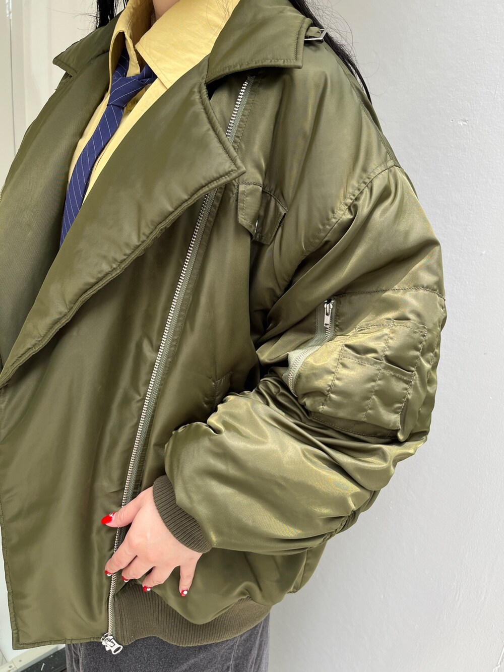 ベージュ系のMA-1、ブルー系のシャツ/ブラウス、ブラック系のデニムパンツを着用したレディースの夏コーディネートの9枚目の写真