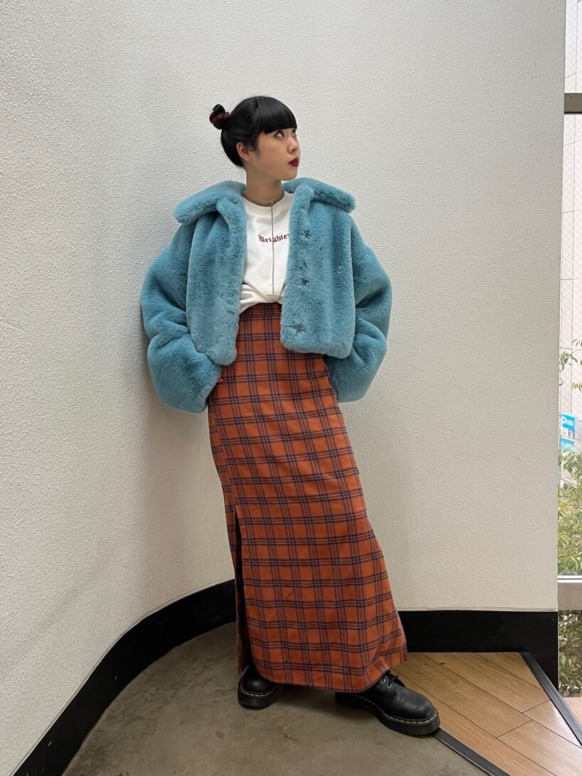 ブルー系のその他アウター、ホワイト系のスウェットを着用したレディースの秋コーディネートの2枚目の写真