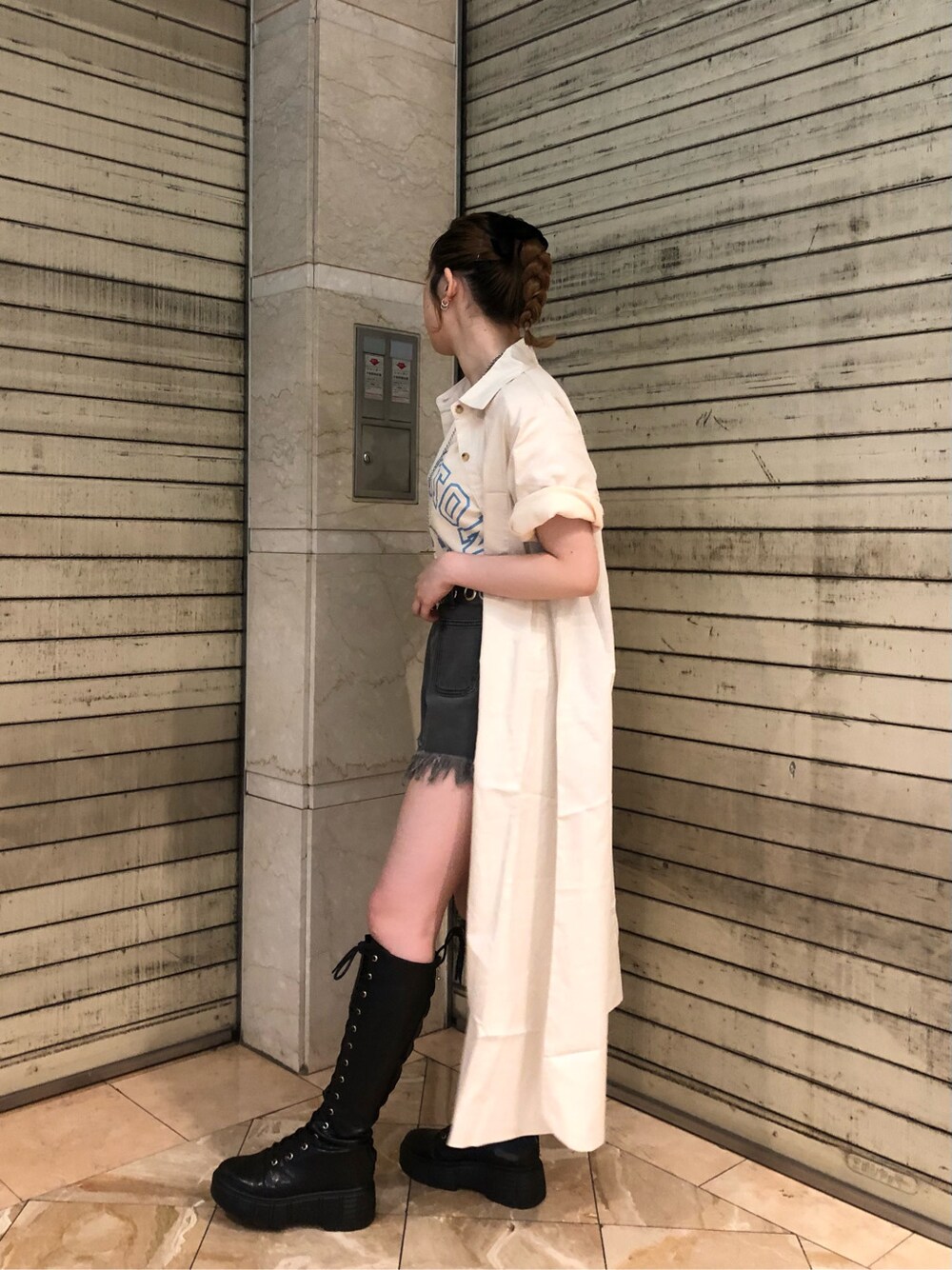 ホワイト系のワンピースを着用したレディースの夏コーディネートの3枚目の写真