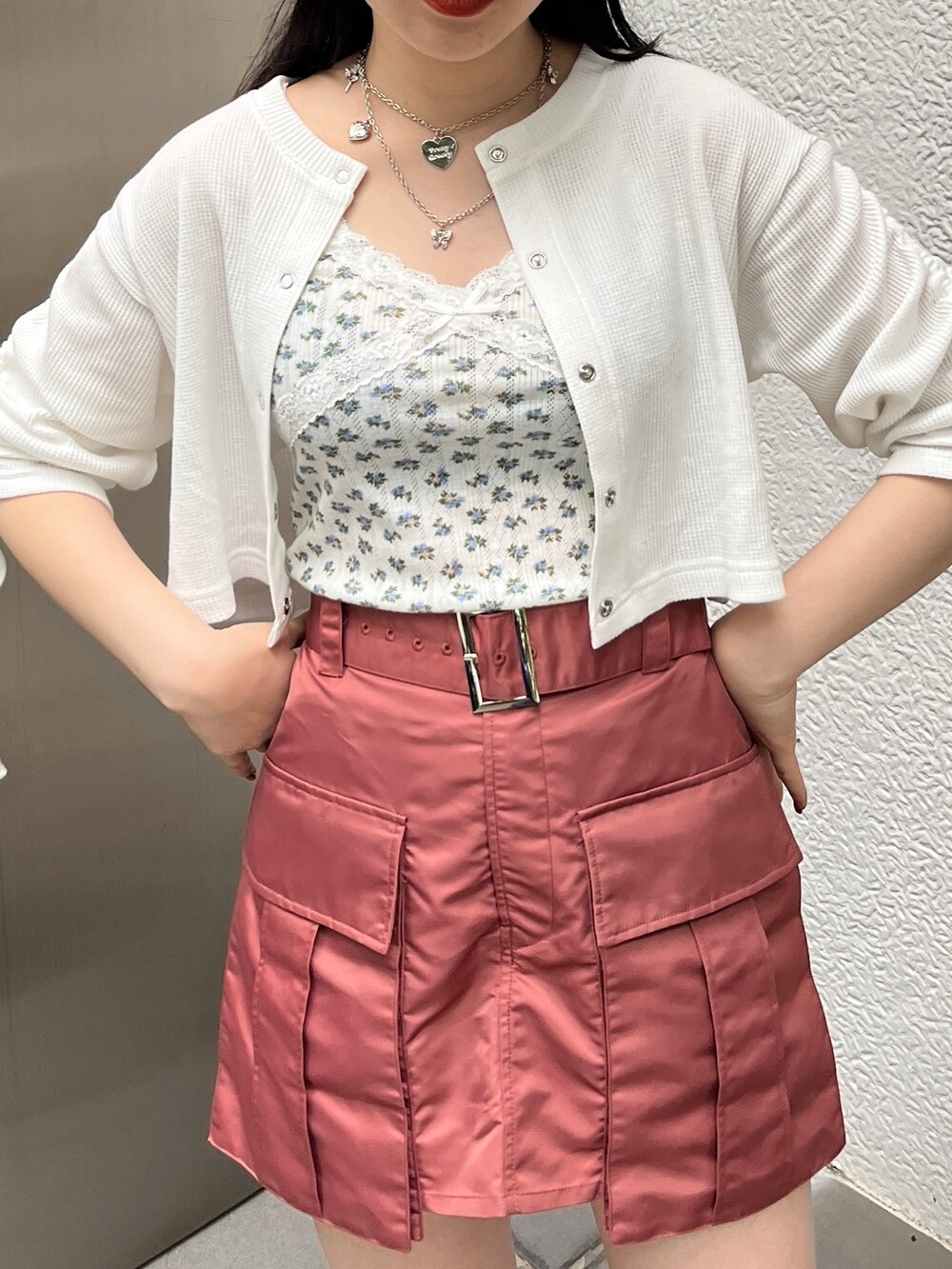 ホワイト系のTシャツ/カットソー、ピンク系のその他パンツ、ブラック系のブーツを着用したレディースの夏コーディネートの4枚目の写真