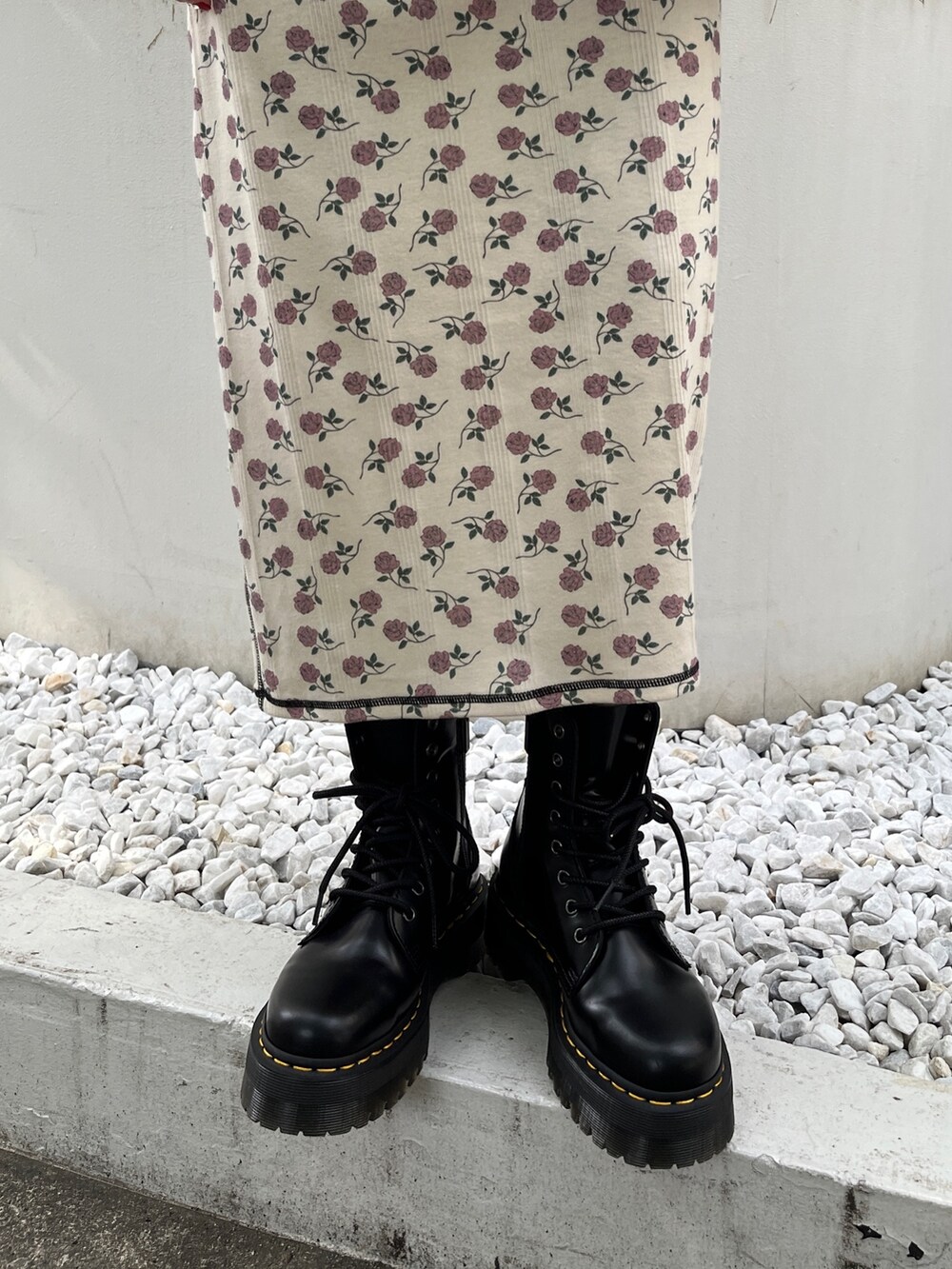 ホワイト系のワンピース、ブラック系のハンドバッグ、ホワイト系のタンクトップを着用したレディースの夏コーディネートの7枚目の写真