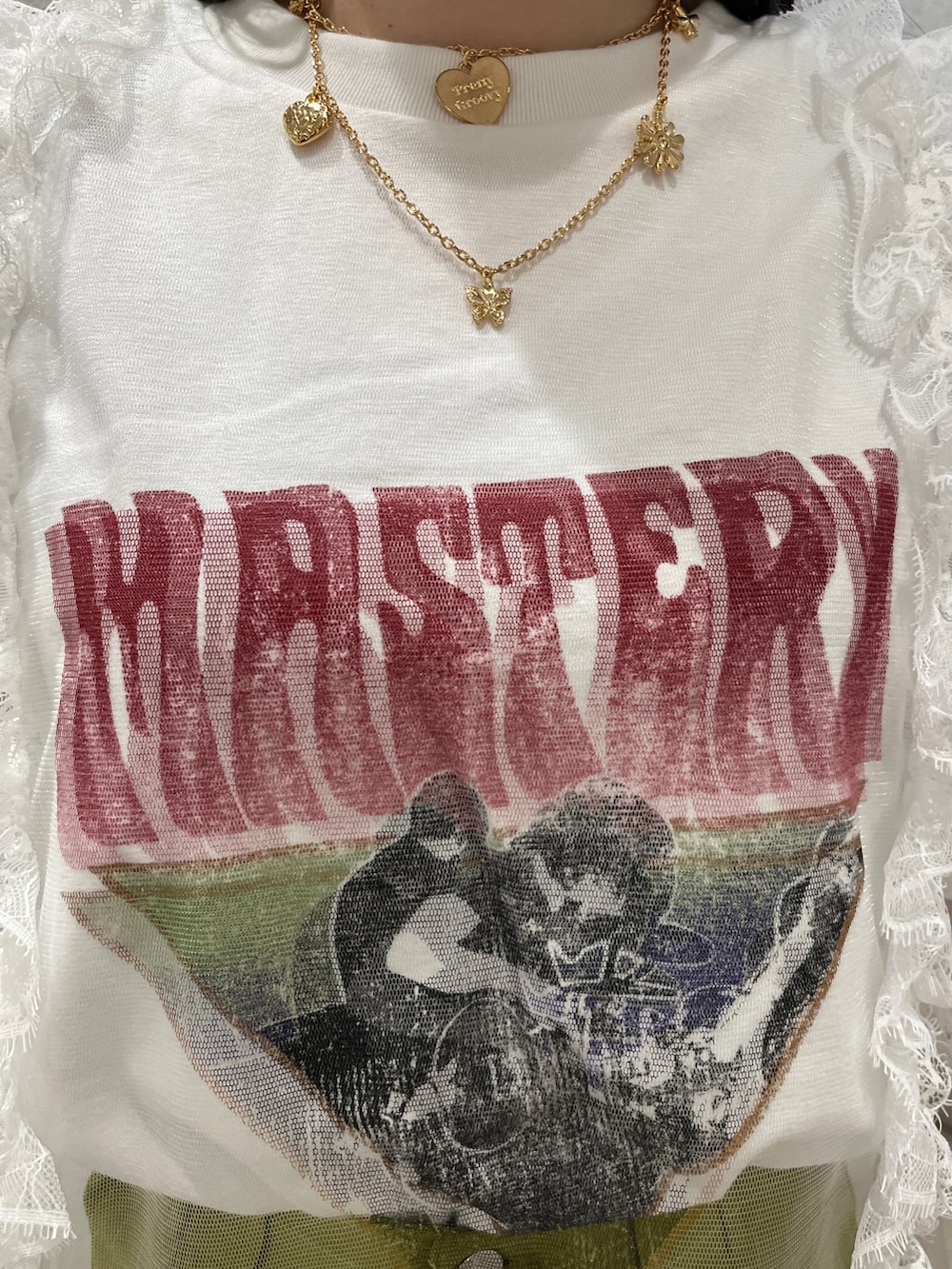 グリーン系のその他パンツ、ホワイト系のワンピース、ブラック系のその他シューズを着用したレディースの夏コーディネートの5枚目の写真