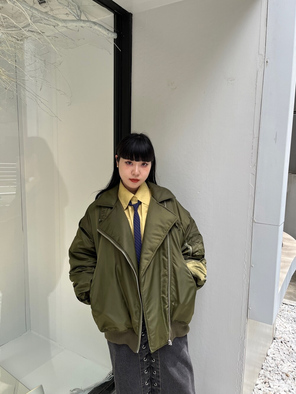 ベージュ系のMA-1、ブルー系のシャツ/ブラウス、ブラック系のデニムパンツを着用したレディースの夏コーディネートの7枚目の写真