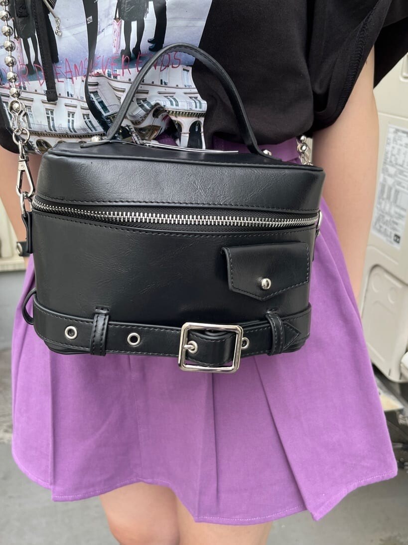 ブラック系のブーツ、ブラック系のショルダーバッグ、ブラック系のTシャツ/カットソーを着用したレディースの夏コーディネートの7枚目の写真