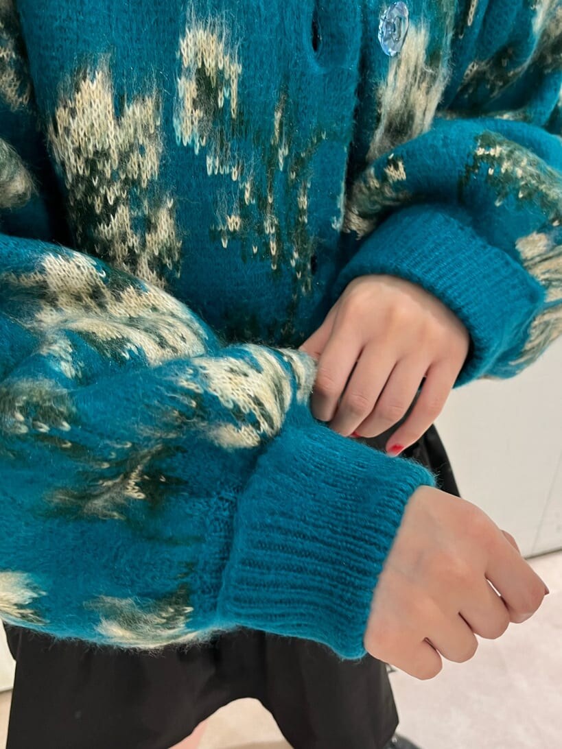 ブルー系のカーディガン/ボレロ、ブラック系のシャツ/ブラウスを着用したレディースの秋コーディネートの5枚目の写真