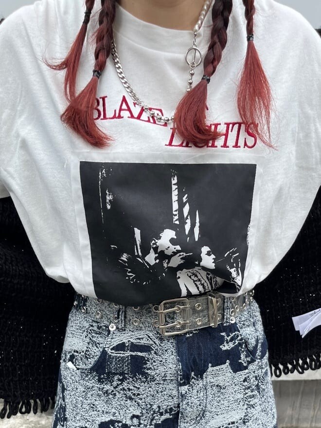 ブルー系のデニムスカート、ホワイト系のTシャツ/カットソー、ブラック系のカーディガン/ボレロを着用したレディースの秋コーディネートの7枚目の写真