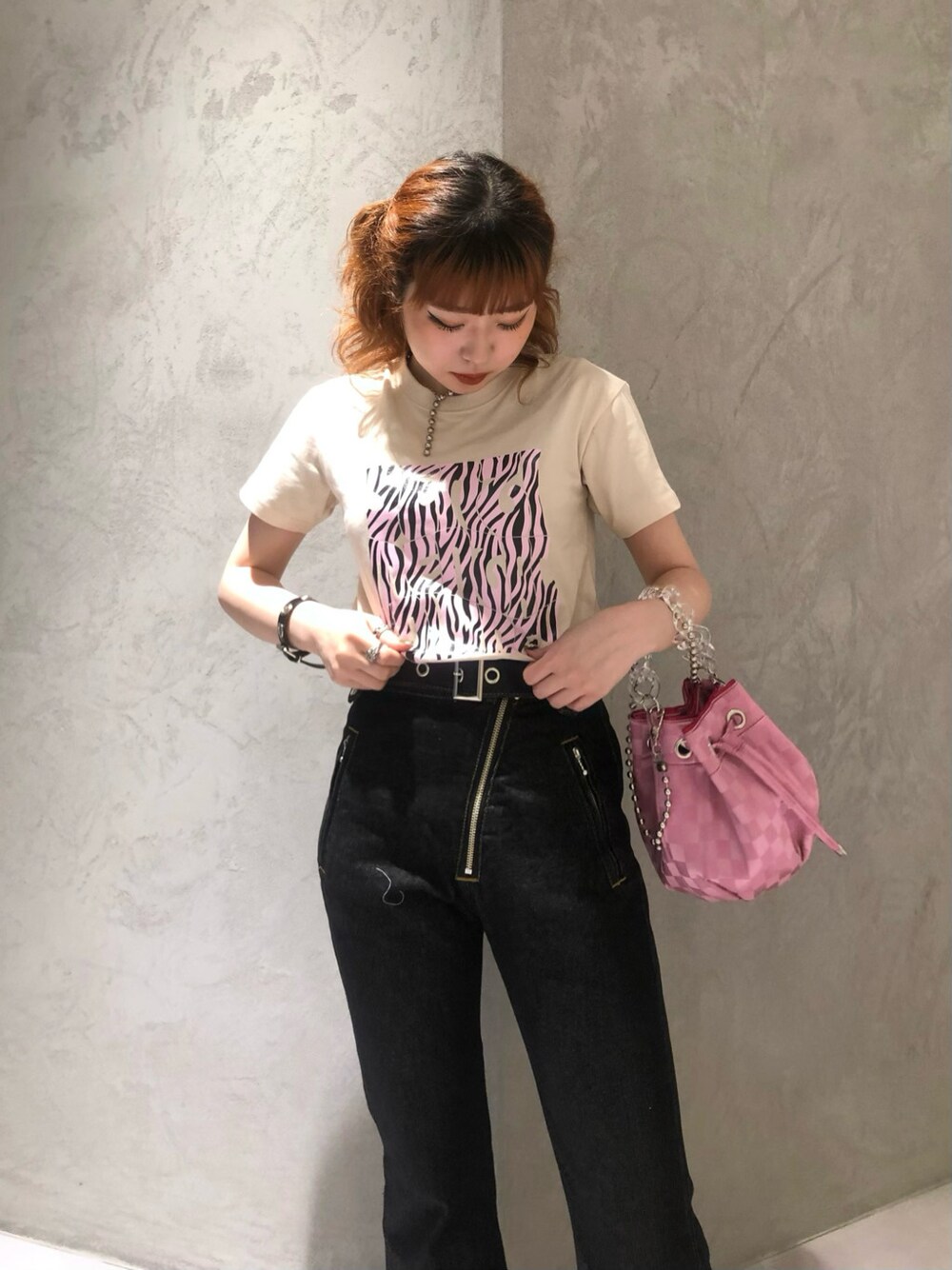 ピンク系のショルダーバッグ、ブラック系のデニムパンツ、ホワイト系のTシャツ/カットソーを着用したレディースの春コーディネートの2枚目の写真