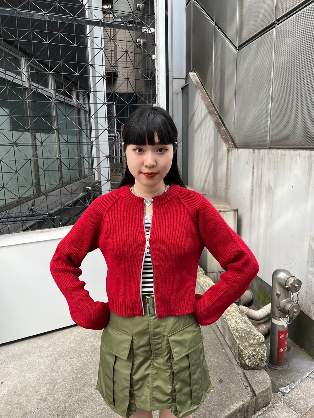 ピンク系のその他パンツ、その他のタンクトップ、ホワイト系のブーツを着用したレディースの夏コーディネートの4枚目の写真