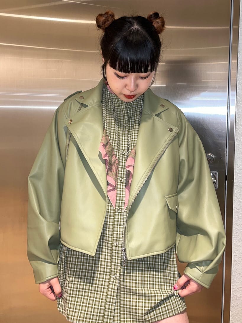 ブラック系のデニムパンツ、グリーン系のライダースジャケット、グリーン系のシャツ/ブラウスを着用したレディースの冬コーディネートの3枚目の写真