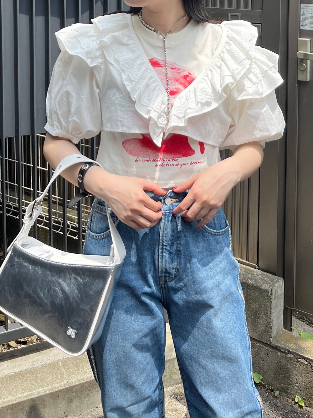 ホワイト系のTシャツ/カットソー、シルバー系のハンドバッグ、ホワイト系のシャツ/ブラウスを着用したレディースの春コーディネートの4枚目の写真