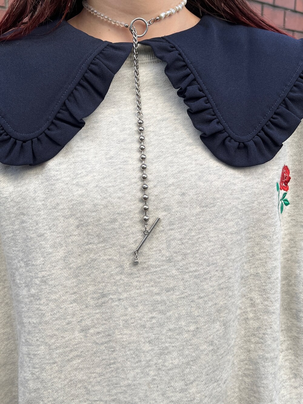 グレー系のTシャツ/カットソー、ブルー系のワンピース、ブラック系のブーツを着用したレディースの秋コーディネートの7枚目の写真